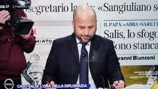 Caso Salis, strategia del silenzio: Il padre ha declinato l'invito perché...