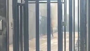 Migrante si impicca nel Cpr, scoppia la rivolta: fuoco e sassi contro gli agenti | VIDEO