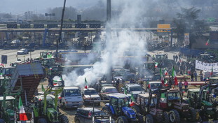 “Accerchieremo Roma”. Gli agricoltori inferociti non mollano e minacciano