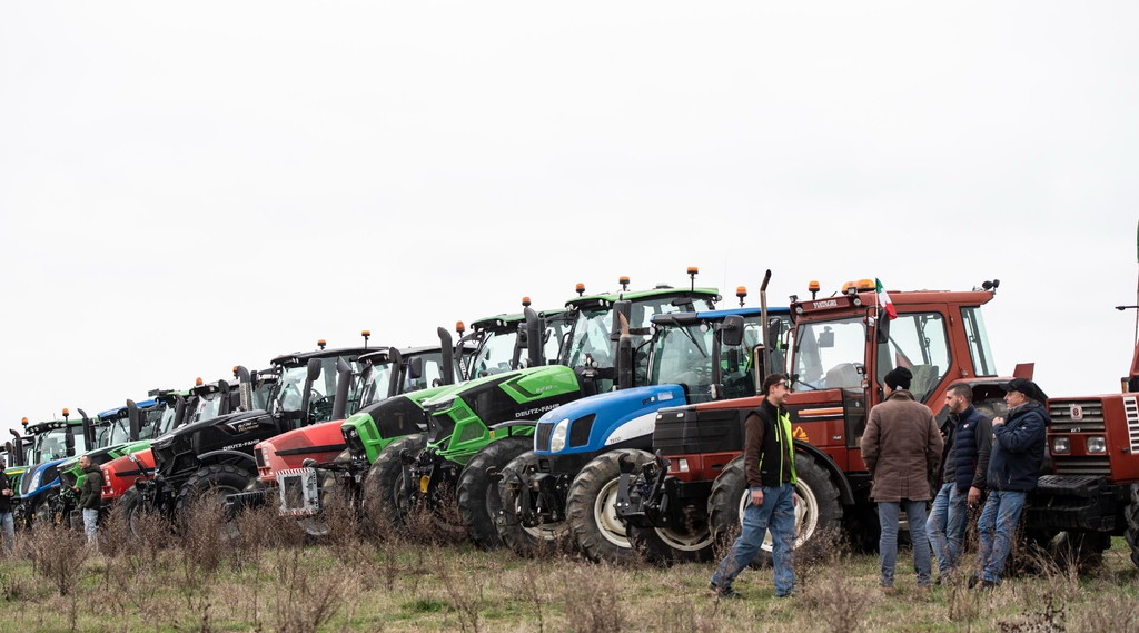 La protesta degli agricoltori, trattori alle porte di Roma | FOTO