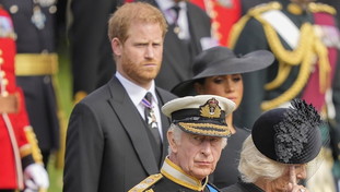 Harry è già a Londra, royal watcher scatenati: come sta davvero Carlo III