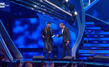 Mengoni in gonna: la reazione di Amadeus. E i social esplodono