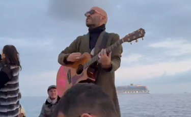 Bagno di folla per i Negramaro: il concerto improvvisato | VIDEO