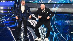 Sconcerto e spettacolo deplorevole. Lo show con Travolta fa insorgere il centrodestra