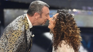 Tutti contro Travolta e un plebiscito per Morandi: la terza serata del Festival