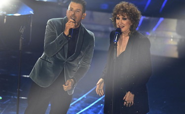 Il cerchio si chiude: Gabbani si inginocchia di fronte a Mannoia