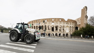 Siamo al vostro fianco. Il governo ai trattori: riecco l'esenzione Irpef