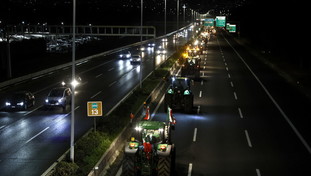 Grande Raccordo Anulare invaso dai trattori: il corteo degli agricoltori | GUARDA