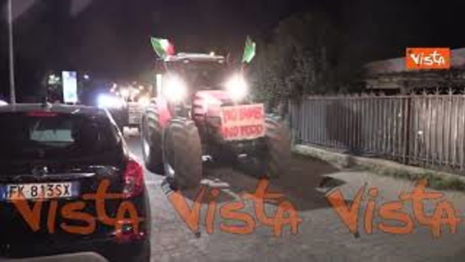 Protesta degli agricoltori a Roma, i cartelli sui trattori: 