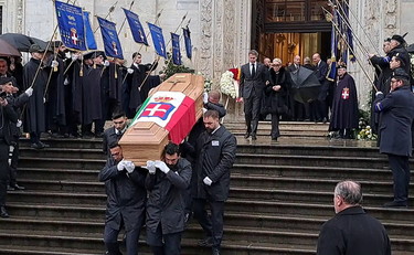 A Torino funerali Vittorio Emanuele, immagini dell'uscita del feretro