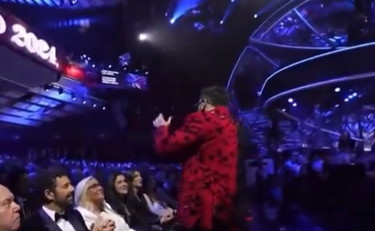 Dargen D'Amico bacia Mara Venier: Lino Banfi!. Social impazziti | GUARDA