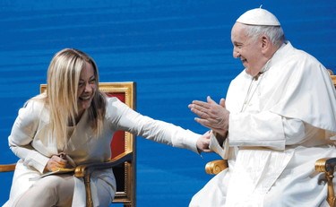 Meloni e Bergoglio nel mirino di Mosca