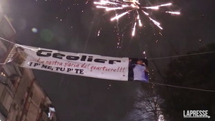 Napoli si scatena per il ritorno di Geolier: l'accoglienza da re post-Sanremo | GUARDA