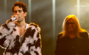 Niente mutande: Mahmood da Venier toglie il freno, lei di sasso