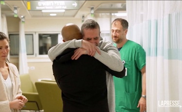 Le prime immagini dei due israeliani liberati a Gaza: la reazione dopo la prigionia