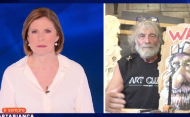 Fuori posto, mito sgretolato: caso Travolta, Corona boccia la gag