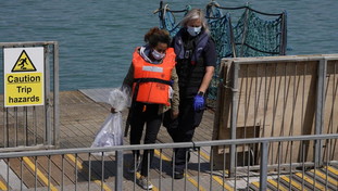 Migranti, Londra arruola influencer e tiktoker per fermare le traversate della Manica