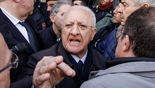 De Luca perde la testa sull'Autonomia: insulta Meloni e attacca la polizia