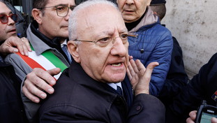 “Cafone, buzzuro e troglodita istituzionale”. Sechi ora vuole le dimissioni di De Luca