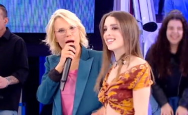 Angelina Mango torna da De Filippi. Ai fan non sfugge un dettaglio