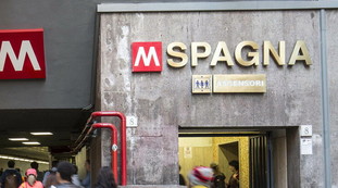 Aggrediti nella stazione metro. Chi attacca la troupe di Striscia