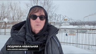 “Fammi vedere mio figlio”. La sfida della madre di Navalny a Putin | VIDEO