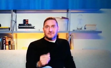 Fedeltà della moglie: barzelletta di Totti e frecciata a Ilary | GUARDA