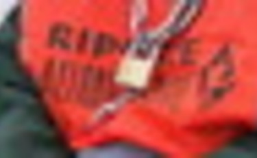 Clima, attivisti incatenati vicino all'Arco di Trionfo a Parigi