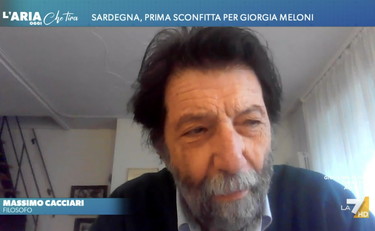 Non ci si mette nulla. Sardegna, Cacciari avverte Meloni