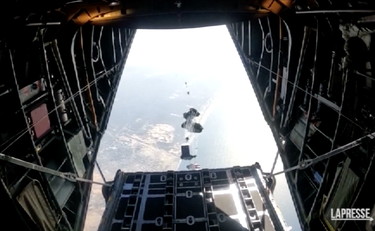 Pioggia di aiuti umanitari su Gaza. Anche il re di Giordania in volo | GUARDA