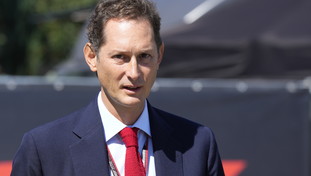 Da dove tirò fuori nel 2003 56 milioni di euro? Fari su John Elkann: il giallo