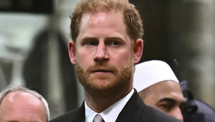 “Al suo fianco”. Harry spiazza la famiglia reale: la decisione dopo il tumore di Carlo