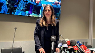 Un distacco minimo dopo gli ultimi conteggi: Todde trema, sinistra col fiato sospeso