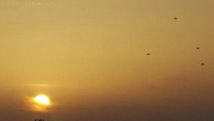 Biden passa all'azione: pacchi sganciati dagli aerei Usa | VIDEO