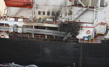 Catastrofe ambientale: una nave colpita dagli Houthi imbarca acqua e affonda