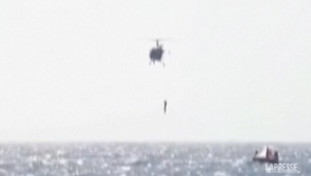 Missile contro un cargo, gli Houthi fanno tre morti. Poi il salvataggio disperato | GUARDA