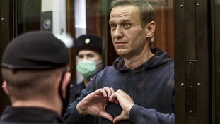 Avvelenato lentamente, l'avvocato di Navalny punta il dito
