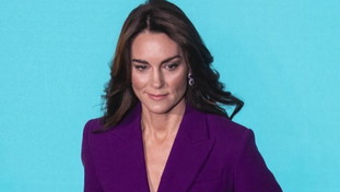 Kate, la voce inquietante: Costretta a portare un sacchetto