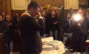 Il sindaco di Bari non trattiene le lacrime dopo l'indagine: 