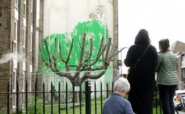 Già deturpata l'ultima opera di Banksy: vandali subito in azione | GUARDA