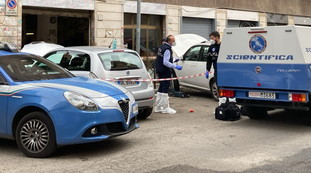 Spari e paura alla Magliana, gambizzato in strada in pieno giorno: chi è