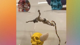 Fedez oltraggia il crocifisso su Instagram. “Osceno”, bufera social