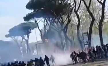 Scoppiata una bomba carta: ferito un agente negli scontri pre-derby tra tifosi