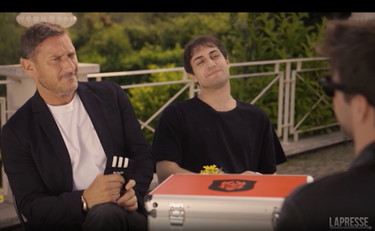 Totti torna in campo e indossa ancora la fascia da capitano: il progetto | GUARDA