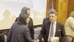 La stretta di mano alla Camera tra Conte e Schlein è gelida: il gesto | GUARDA