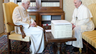 “Ma quale relazione cordiale…”. La verità del biografo di Ratzinger: Papa Francesco sbugiardato