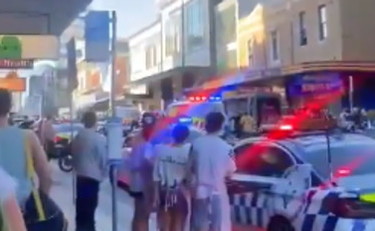 Coltello e spari, ci sono vittime: attacco in un centro commerciale a Sydney