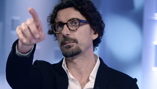 Pd da smantellare e sciogliere: Toninelli si scatena e lancia un vaffa a Schlein