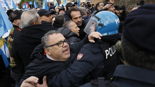Tra comunità ebraica e pro-Palestina volano sassi, petardi e insulti. Tensione alle stelle | GUARDA