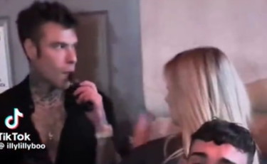 Fedez beccato con una bionda: nel video la frase che non sfugge | GUARDA